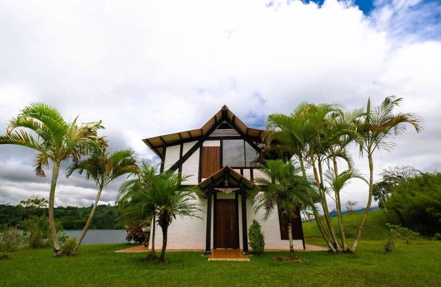 Lovely 3-bedroom chalet in Calima Lake waterfront with private deck