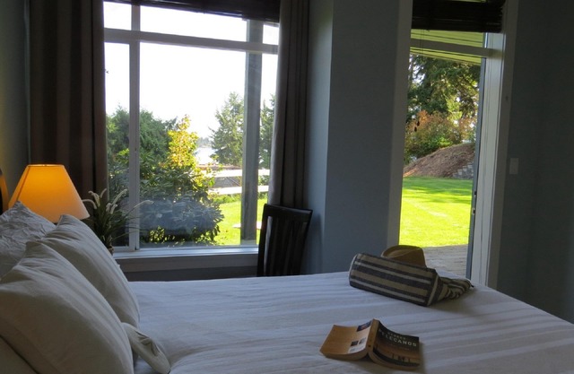 Lovely 3 Bedroom Condo backing onto Rathtrevor Beach in Parksville!