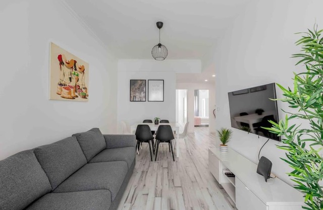Lovely 3-bedroom condo w/free parking on premises