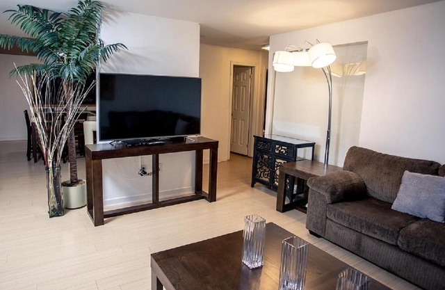Lovely 3-Bedroom corner suite *10