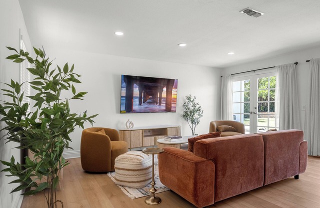 Lovely 3-bedroom house with AC in Canoga Park