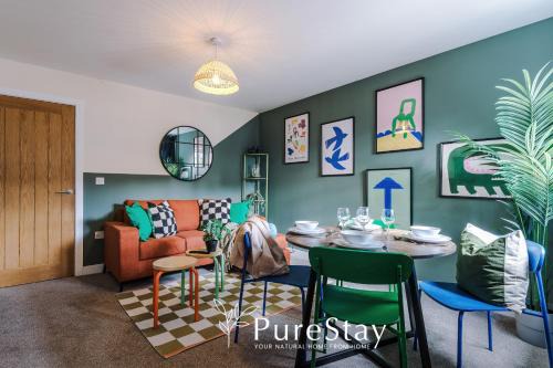 Lovely 3 Bedroom House in Grimsby with WiFi & Parking Sleeps7 by PureStay