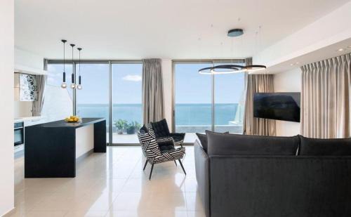 Lovely 3 Bedroom Mini Penthouse on 30th Floor