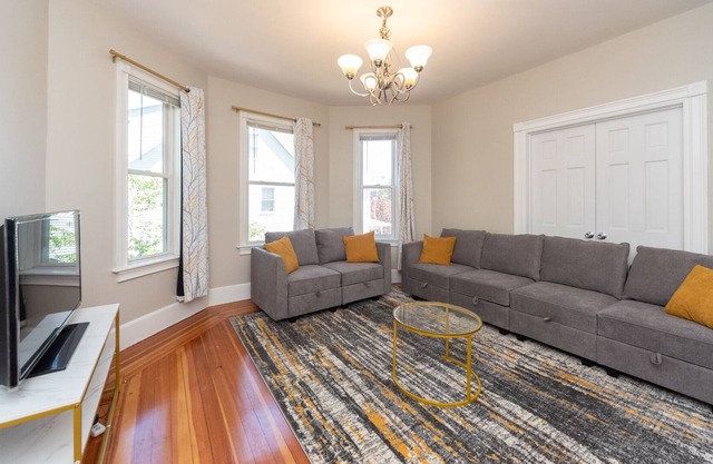 Lovely 3-bedroom near Boston with WFH setup