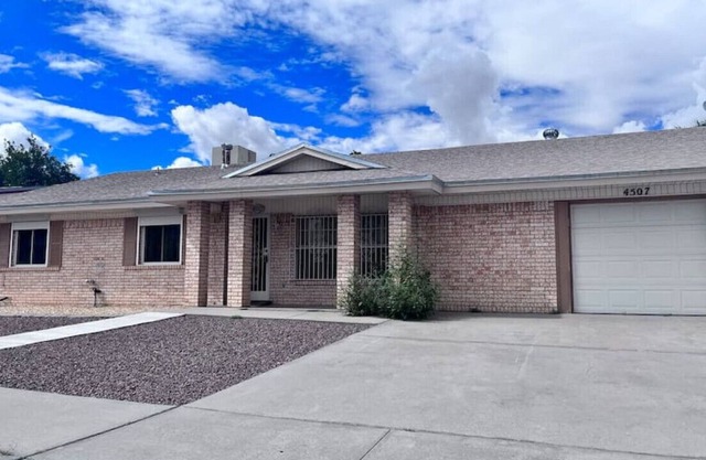 ?⭐️ Lovely 3- Bedroom Retreat with a Pool.