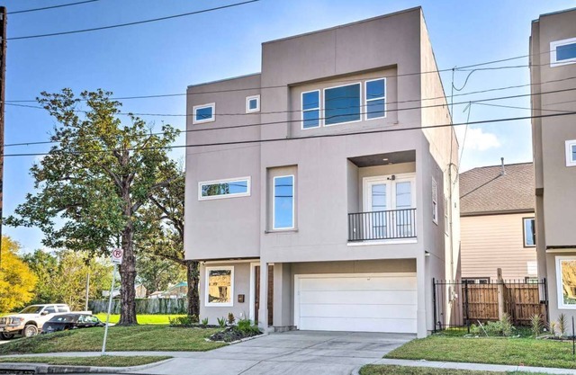 Lovely 3-bedroom townhome with AC in vibrant Houston