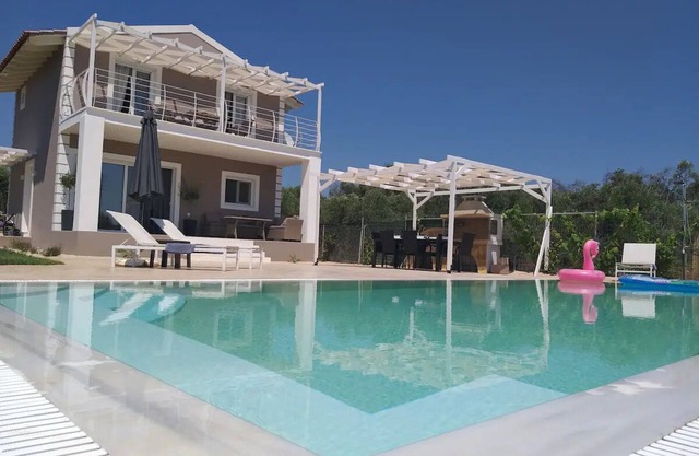 Lovely 3 bedroom villa, with private pool, BBQ,, few minutes away from the beach
