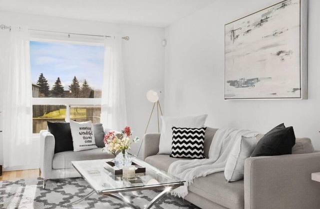 Lovely 3BR Home w/ Parking! Near the Lake!