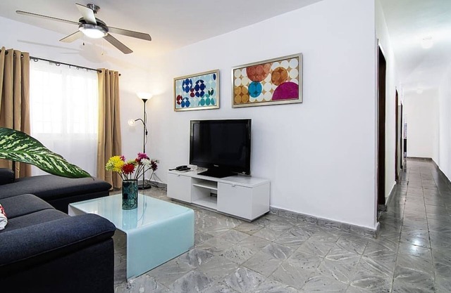 Lovely 3BR House at a Colonial Zone Park
