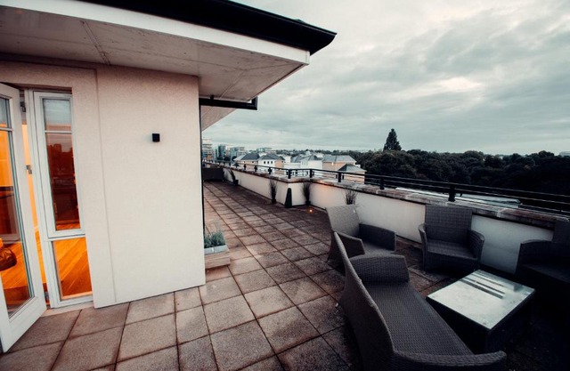 Lovely 4/BDR Penthouse w/lovely views
