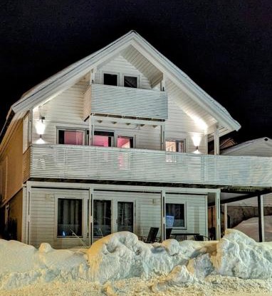 Lovely 4 bedroom house with the view of aurora