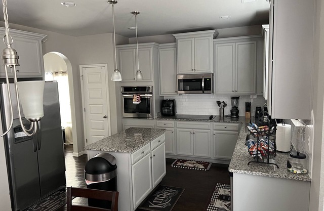 Lovely 4 Bedroom with Free Parking & Wi-Fi - 23mi from Airport