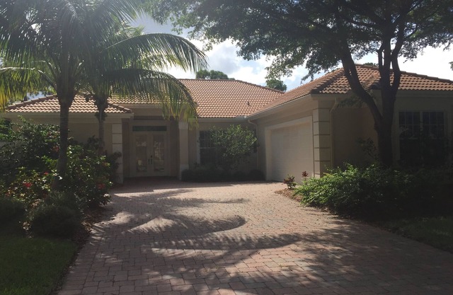 Encantador 4bed con piscina privada, comunidad cerrada tranquila en la Costa del Tesoro de Florida