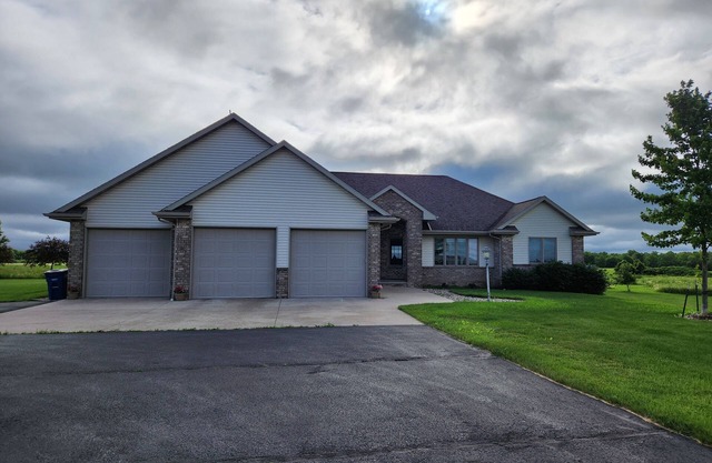 Lovely 5-bedroom house in Oshkosh with AC, WiFi 8 miles from EAA Grounds