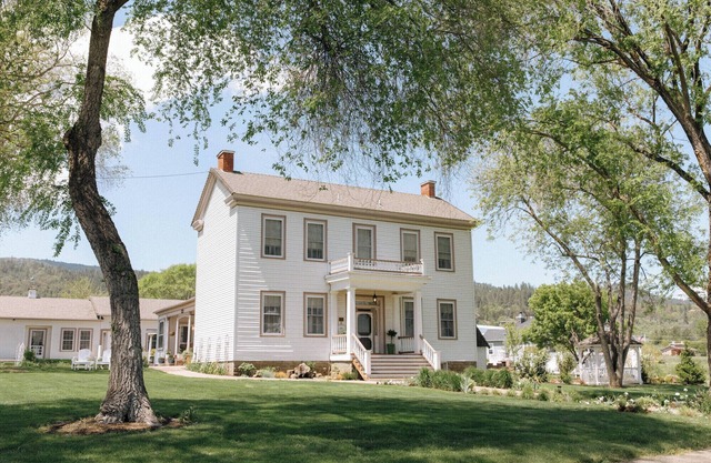Lovely-5 bedroom historic Inn