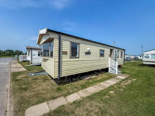 Lovely 6 Berth Caravan For Hire At Barmston Beach Holiday Park Ref 62062Hc