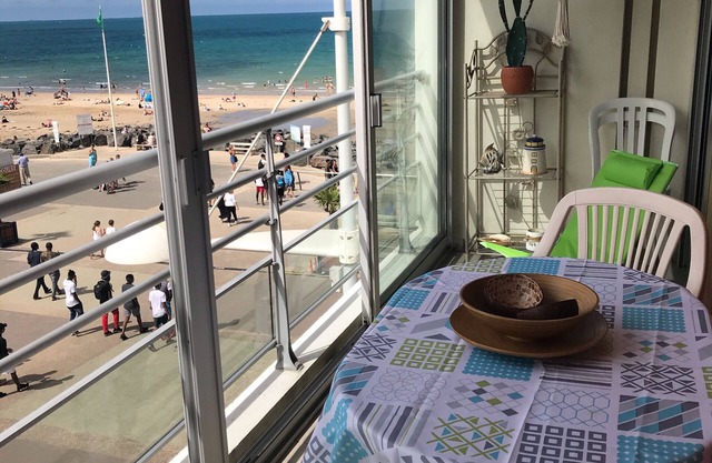 Lovely and charming flat with sea view on the beach