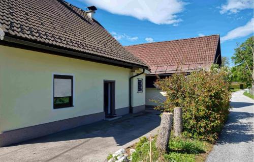 Lovely Apartment In Strau With Wifi