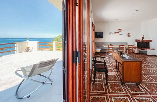 Hermoso apartamento en villa con WIFI, jacuzzi, TV, patio, mascotas permitida y aparcamiento