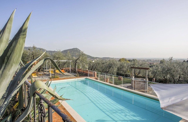 Bonito apartamento con WIFI, jacuzzi, piscina, TV, patio, mascotas permitida y aparcamiento