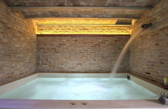 Hermoso apartamento con piscina, WIFI, jacuzzi, TV, patio, mascotas permitida y aparcamiento