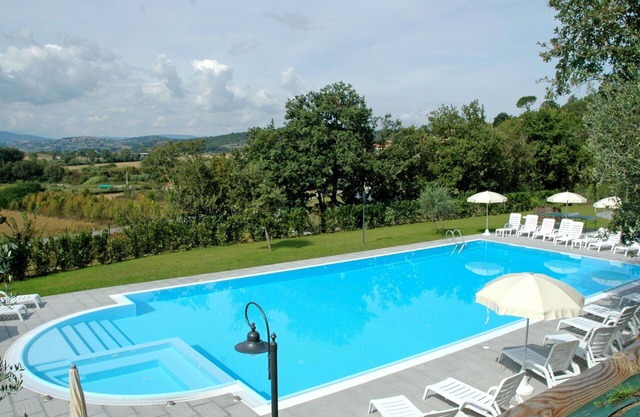 Acogedor apartamento en villa para 8 personas con A/C, piscina, WIFI, TV, patio y aparcamiento