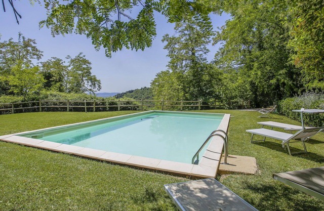 Bonito apartamento en villa con piscina, WIFI, TV, terraza, mascotas permitida y aparcamiento