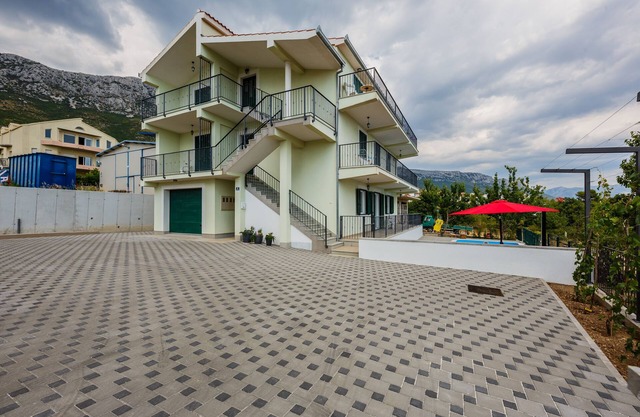 Precioso apartamento con vistas panorámicas al mar y piscina
