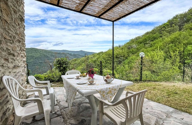 Hermoso apartamento con piscina, WIFI, patio, mascotas permitida, vista panorámica y aparcamiento