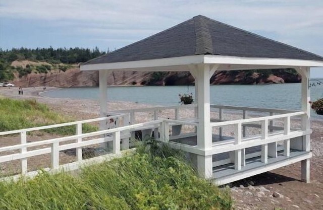 Lovely apartment across from the Bay of Fundy.