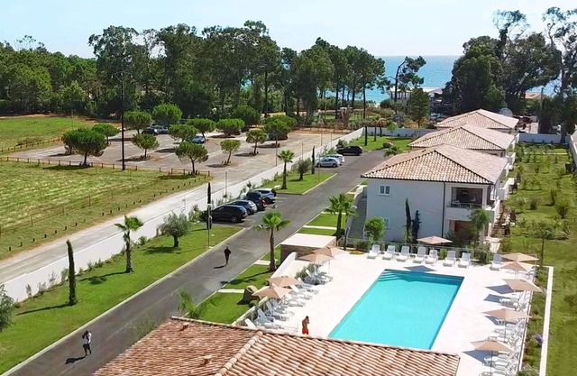 Precioso apartamento con WIFI, piscina, A/C, TV, terraza, mascotas permitida y aparcamiento