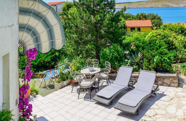 Acogedor apartamento para 4 personas con A/C, piscina, WIFI, TV, patio y aparcamiento