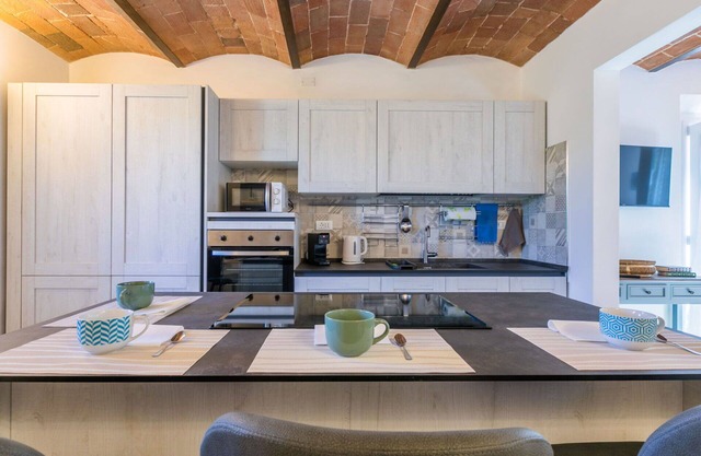 Lovely apartment for 6 people with WIFI, A/C, pets allowed and parking