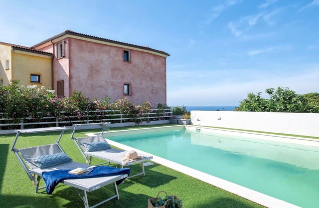 Hermoso apartamento para 5 personas con A/C, piscina, WIFI, TV y patio