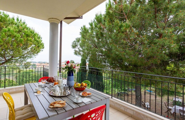 Acogedor apartamento con A/C, WIFI, TV, patio, mascotas permitida, vista panorámica y aparcamiento