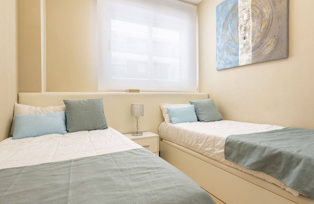 Acogedor apartamento con piscina, A/C, WIFI, TV, terraza, mascotas permitida y aparcamiento