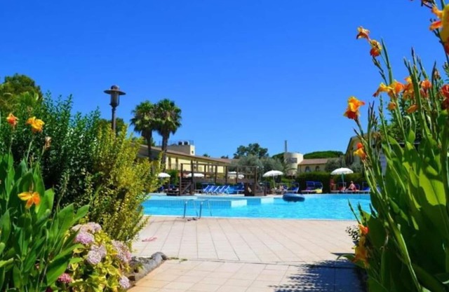 Bonito apartamento para 4 personas con A/C, WIFI, piscina, TV, mascotas permitida y aparcamiento