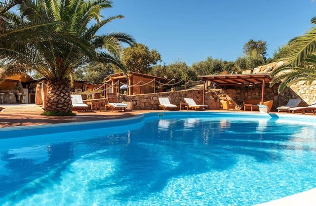 Acogedor apartamento con WIFI, A/C, piscina, TV, patio, mascotas permitida y aparcamiento