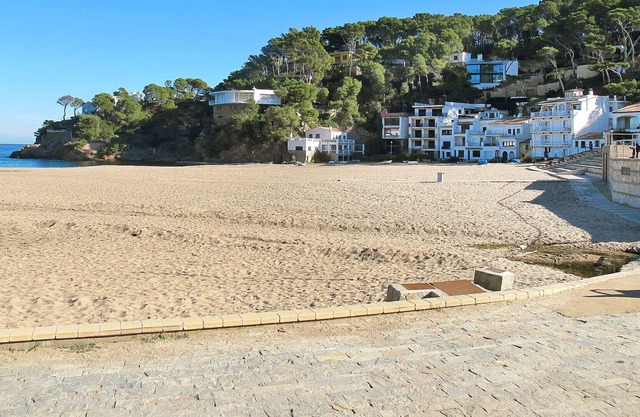 Lovely apartment for 6 guests with WIFI, TV, terrace and parking