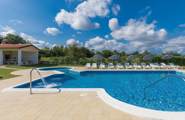 Acogedor apartamento para 7 personas con piscina, WIFI, A/C, TV, balcón y aparcamiento