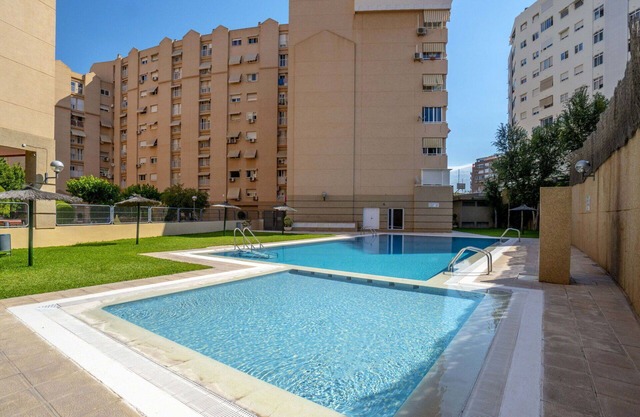 Acogedor apartamento para 7 personas con WIFI, A/C, piscina, TV, terraza y aparcamiento