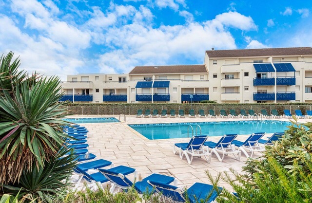 Acogedor apartamento con piscina, WIFI, TV, terraza, mascotas permitida y aparcamiento