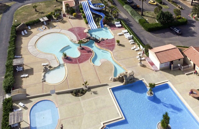 Bonito apartamento en villa con A/C, WIFI, piscina, TV, terraza, mascotas permitida y aparcamiento