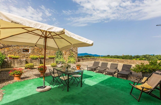 Precioso apartamento en villa para 6 personas con A/C, piscina, WIFI, patio y aparcamiento