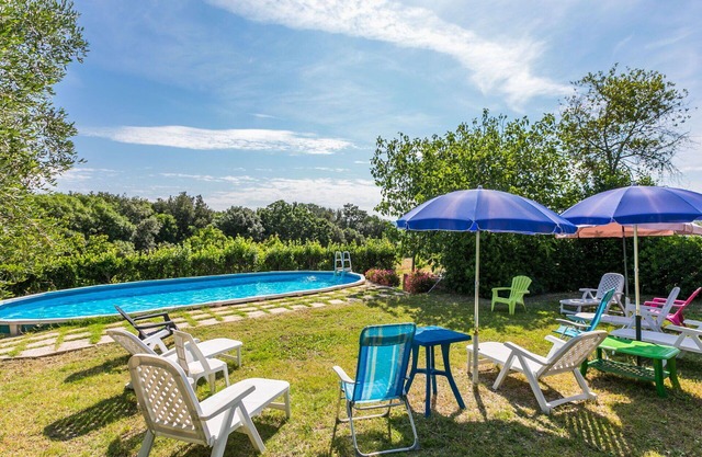 Precioso apartamento en villa con WIFI, piscina privada, TV, patio, mascotas permitida, aparcamiento
