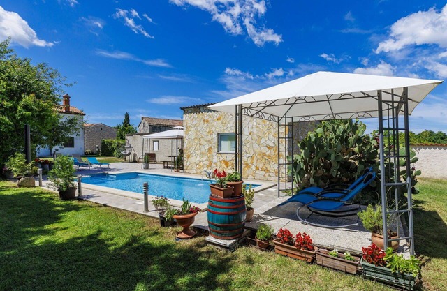 Acogedor apartamento en villa con A/C, piscina, WIFI, TV, terraza, mascotas permitida y aparcamiento