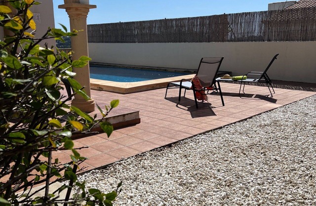 Apartamento en villa con piscina privada, WIFI, A/C, TV, terraza, mascotas permitida, aparcamiento