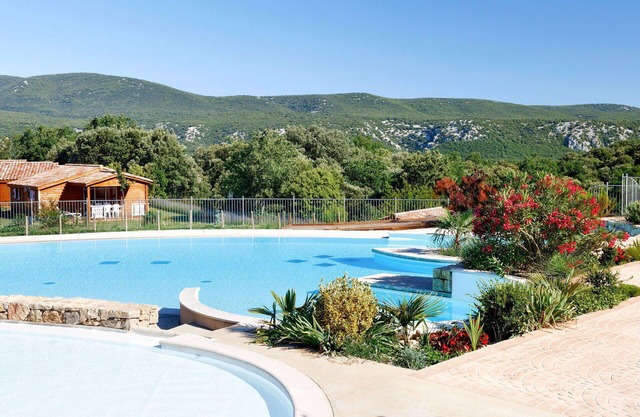 Hermoso apartamento en villa con jacuzzi, WIFI, A/C, piscina, terraza, aparcamiento