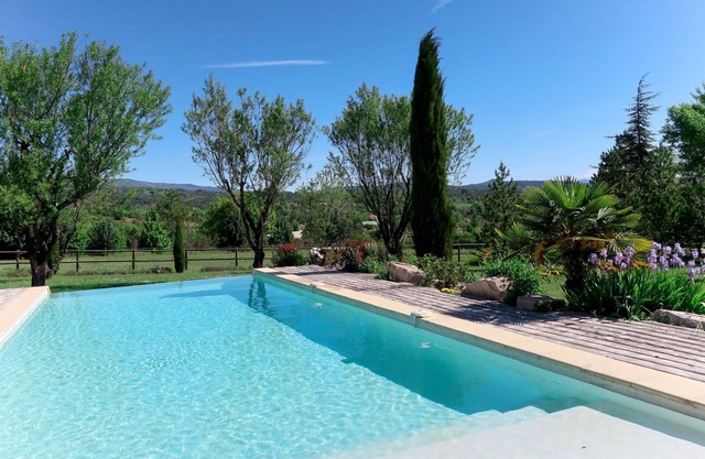 Hermoso apartamento en villa para 8 personas con piscina, WIFI, TV, patio y mascotas permitida