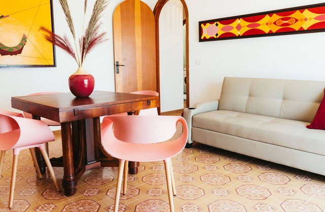 Hermoso apartamento en villa con WIFI, TV, balcón, mascotas permitida y aparcamiento